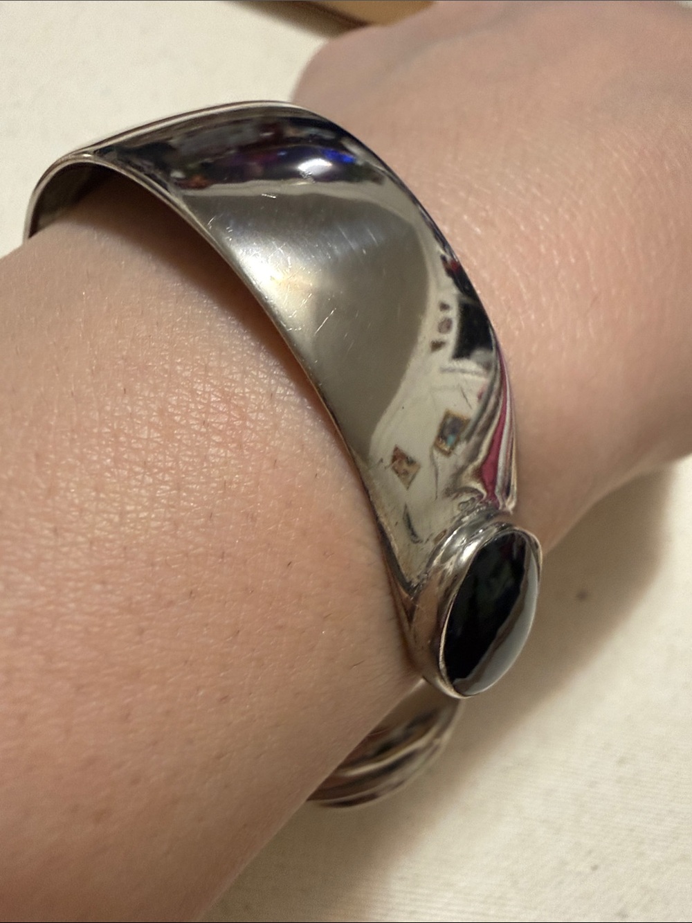 Stunning Native Hand Crafted Sterling Silver Cuff Bracelet with Black onyx Stone - Picture 3 of 16